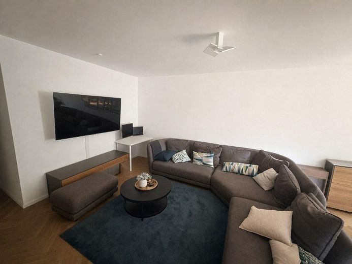 Exklusive 4-Zimmer-Gartenwohnung mit ca. 290 m² Garten und Hausgefühl am Riedberg – Wohnzimmerbereich