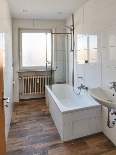 Helle Wohnung mit großzügigem Wohnbereich, Einbauküche, Balkon und eigener Garage – Foto 4