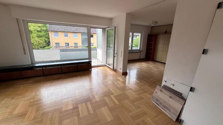 Stilvolle 4-5 Zimmer-Eigentumswohnung mit zwei Balkonen, zusätzlichem Dachgeschosszimmer, Garage und Gartenbereich – Bild 2