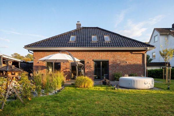 Luxe bungalow direct aan de landsgrens met Schwanewede ** € 719.000 onder voorbehoud of prijsvoorstel**