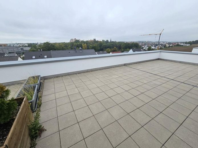 Kırsal alanın kenarında modern, yeni gibi müstakil sıra ev – Dachterrasse