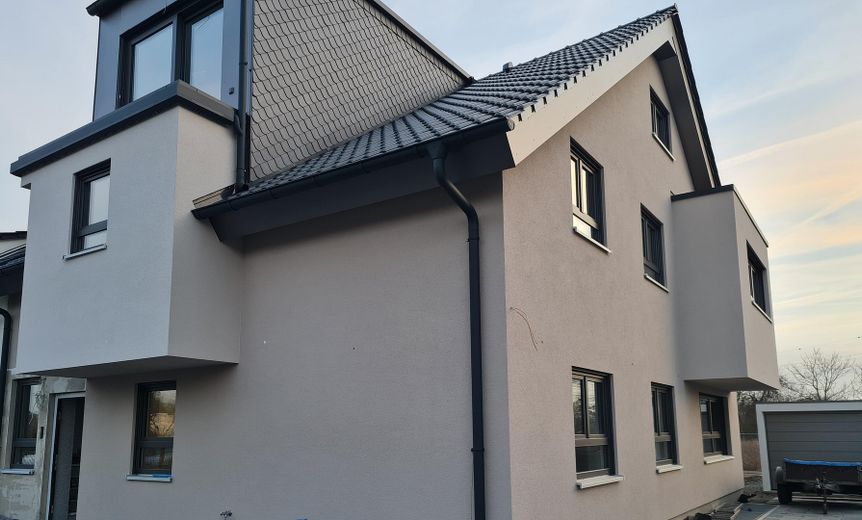 **Neubau Erstbezug, Traumhafte und moderne 4-ZIMMER EG.-Maisonette Whg. in Bischofsheim** – Hausansicht