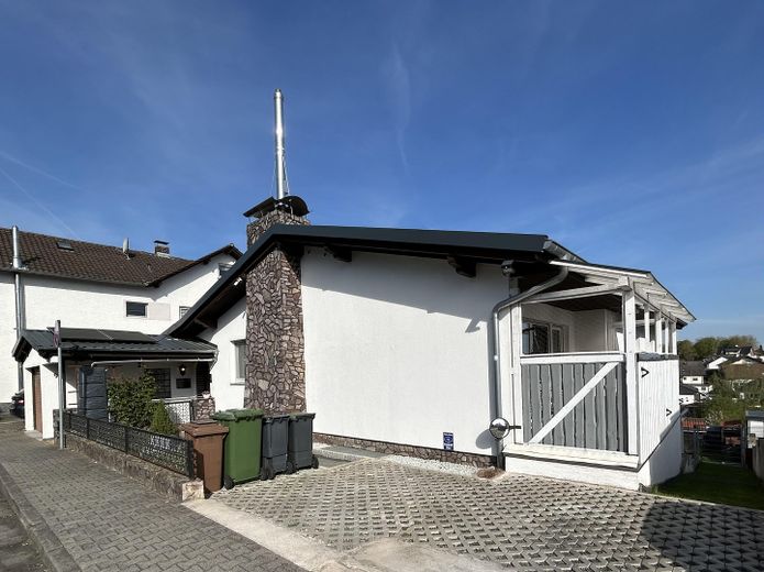 Front Außen mit Stellplatz