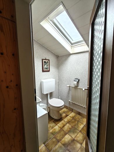 Maison mitoyenne bien entretenue en emplacement central – WC OG