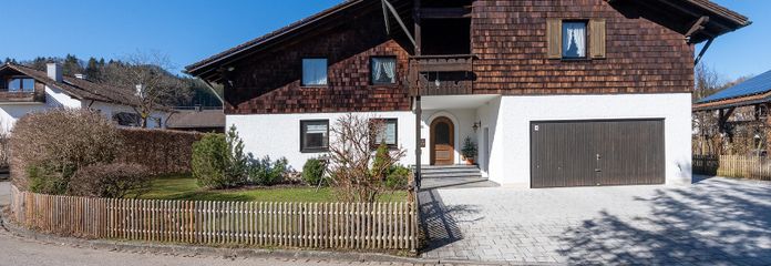 Eingang und Doppelgarage