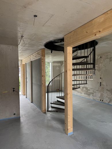 Architekten-Maisonette-Wohnung mit 2 Balkonen: Erstbezug 01.08 – Wohn- und Esszimer mit Treppe