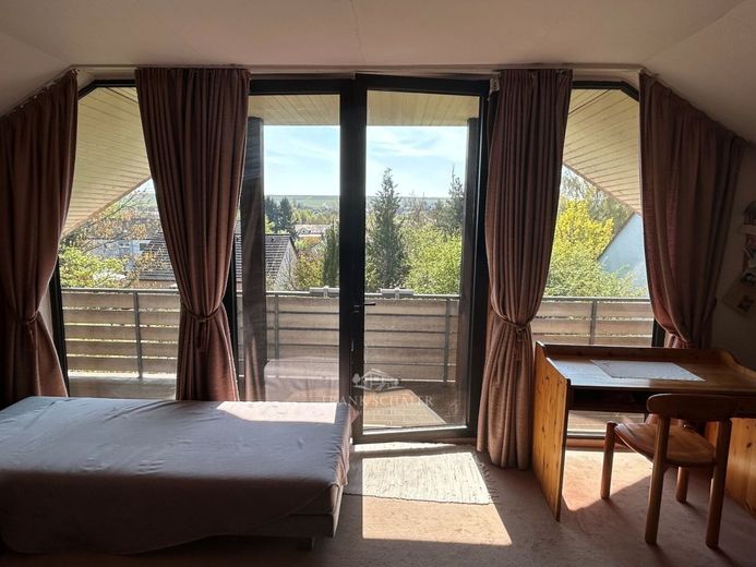 FRANK SCHÄFER IMMOBILIEN - EFH in Saulheimer Toplage: ca. 200m² Wfl. &amp; außergewöhnliches Grundstück – das besondere Zimmer 1 im DG