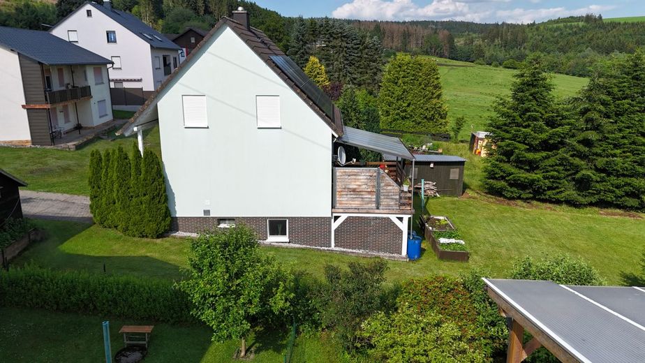 Einziehen und Wohlfühlen: Gepflegtes Einfamilienhaus mit Traumblick und moderner PV-Anlage in Teuschnitz OT Haßlach – Ansicht Südwest