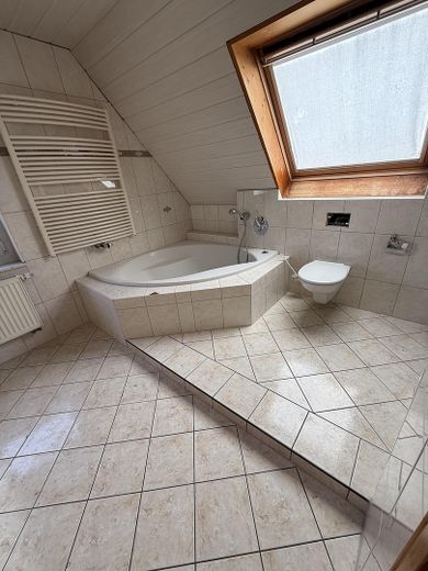 Gelflegte Doppelhaushälfte mit großem 580 m² Grundstück und Carport provisionsfrei bezugsfrei – Bad 1 OG
