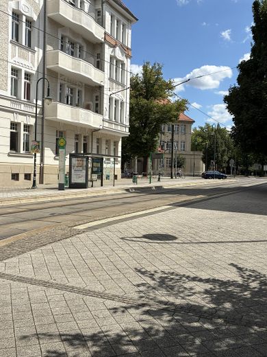1-Zimmer-Dachgeschosswohnung mit Loft-Charakter in bester Innenstadtlage! – Bahnhaltestellt vor der Tür