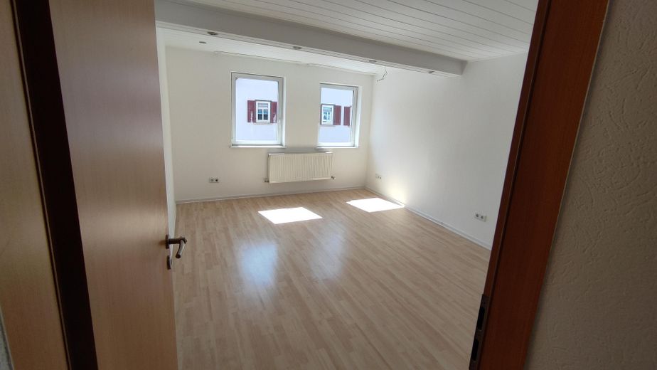Wunderschöne, großzügige 3-Zimmer-Wohnung in Pleidelsheim – 94 m² zum Wohlfühlen – Zimmer 1