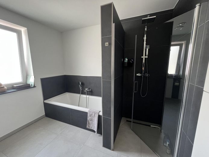 Moderno piso de 3 habitaciones en planta baja con jardín, eficiencia energética A+ – Badezimmer