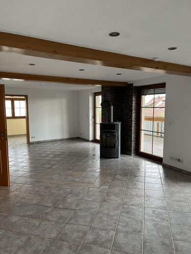 Spazio abitativo per tutti - 5 locali, 170 m², 2 bagni, stufa svedese, balcone, vista – Wohn u. Essbereich mit Ofen