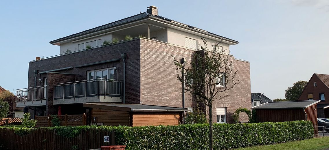 Jasne, w dużej mierze bezbarierowe mieszkanie własnościowe z balkonem i windą – Hausansicht hinten/seitlich