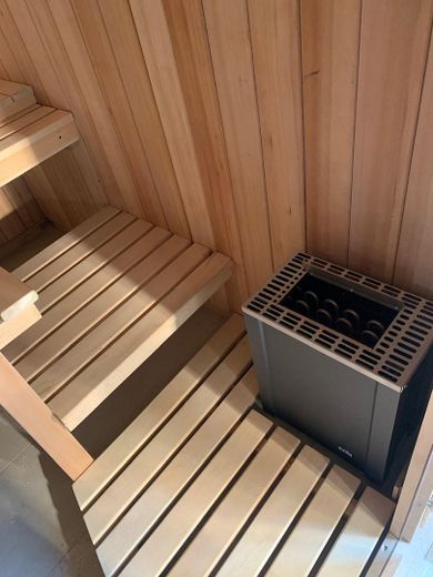 Abitare nel lusso in un attico di 200 m² con capannone, officina, produzione e attività commerciale – Sauna