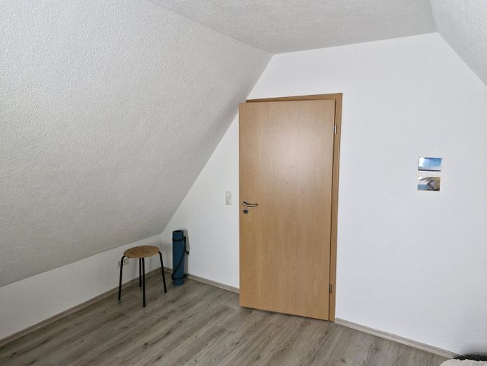 2,5 Zi. DG-Wohnung (auch als WG geeignet) – Zimmer links