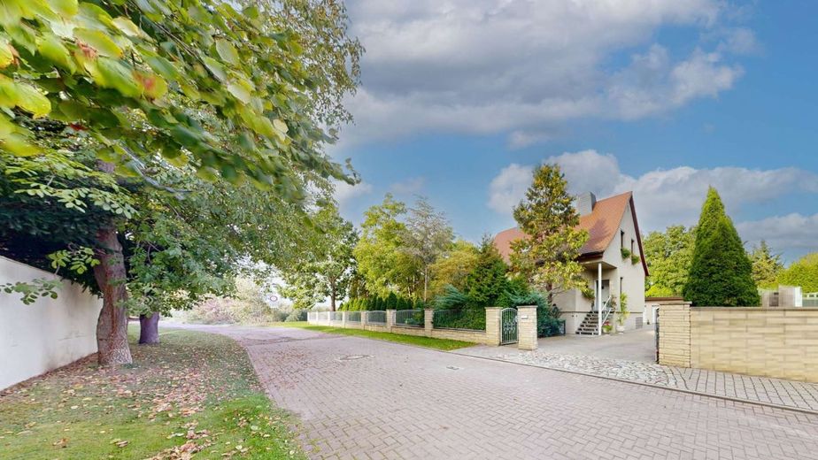 Ungestörtes Leben auf idyllischem Grundstück mit Teichen &amp; traumhaftem Einfamilienhaus bei Staßfurt – Straßenansicht