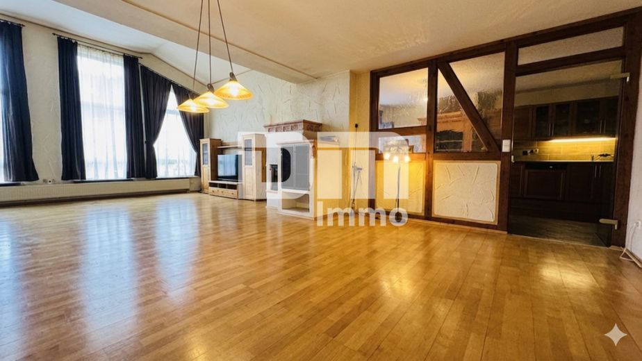 Altengerechtes Wohnen mit Charme: Großzügiger Bungalow auf großem Grundstück + Nebengebäude – Wohn / Essbereich halboffen mit Kachelofen
