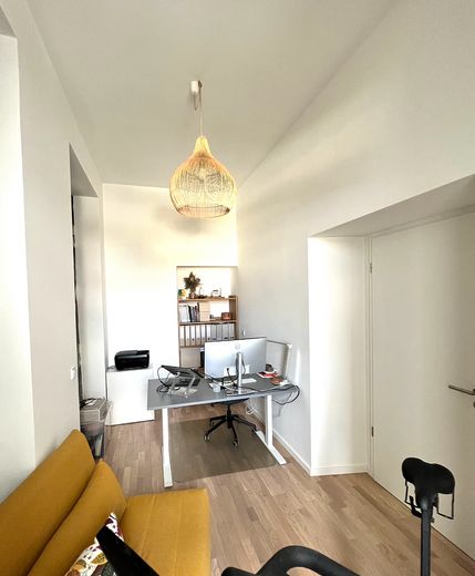 Moderne 3-Zi-Wohnung mit 2 Balkonen, hohen Decken uvm. – Büro