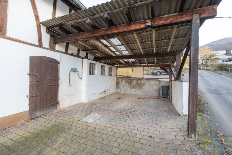 Fachwerkhaus mit Anbau und großer Scheune. Sanierung mit Substanz in Roßbach-Wied! – Carport an der Scheune