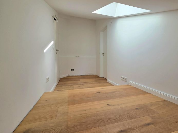 Courtagefrei: Helle und zentral gelegene DG-Maisonette-Wohnung mit Galerie und Sonnenterrasse – 09_Home Office_2