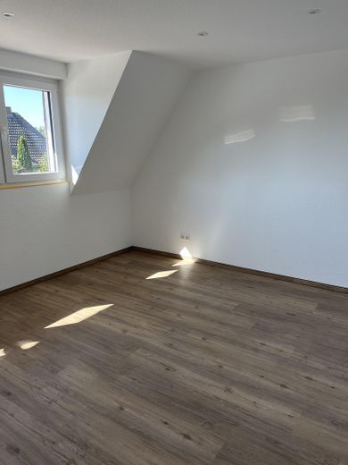 5 Zimmer Masionette-Wohnung, 117qm auf zwei Ebenen mit Balkon und neuwertiger EBK – Zimmer 1