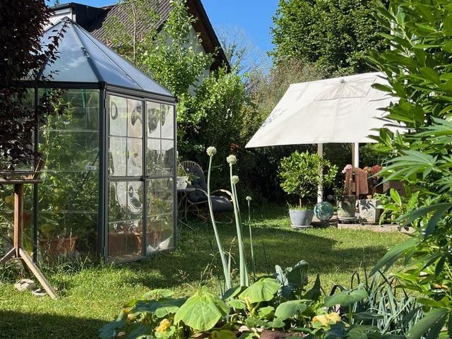 3-4 Zi Gartenidylle, 2 Holzterrassen, Sommergarten, Pavillon, – Gartenidylle mit Pavillon 
