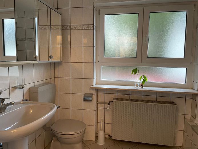 Großes Mehrfamilienhaus mit 5 Wohneinheiten - EG komplett barrierefrei – Bad WHG OG links