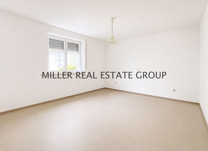 Renovierungsbedürftiges Einfamilienhaus mit großem Grundstück, Garten, Garage und Ausbaupotenzial in Ingolstadt-Pettenhofen! – Schlafzimmer