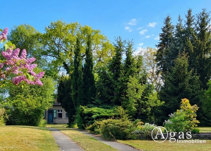 Exklusive Toplage: ca. 1.220m² großes Grundstück mit Bungalow, Garage &amp; Werkstatt-provisionsfrei! – Bild 1