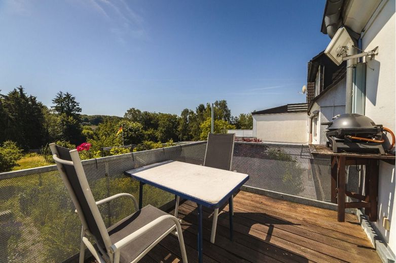 Charmante Doppelhaushälfte mit großem Grundstück und vielseitigem Entwicklungspotenzial – Balkon