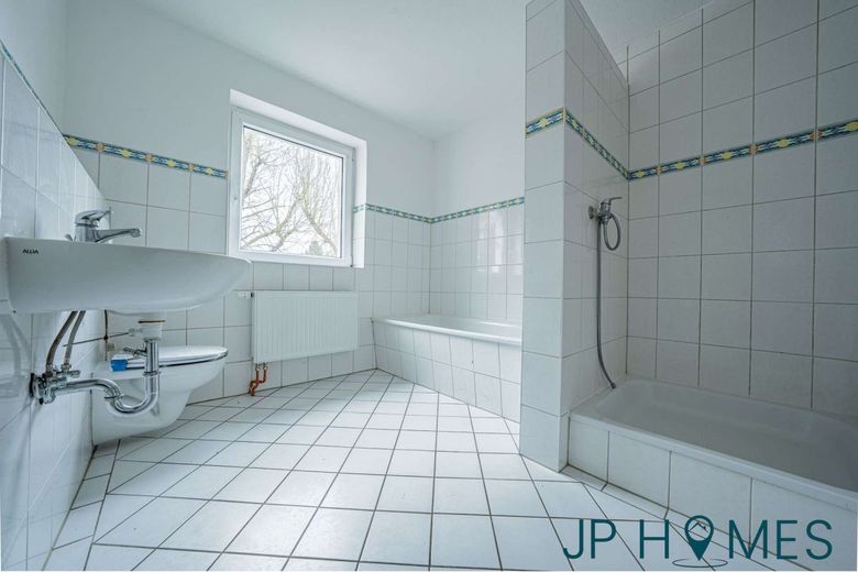 Zweifamilienhaus in ruhiger Naturlage mit Wassernähe- saniertes ehemaliges Bahnhofs-Häuschen – Badezimmer (OG)