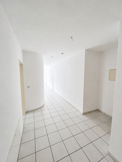Renovated 3-room apartment with open living concept, panoramic views and garage – Eingangsbereich