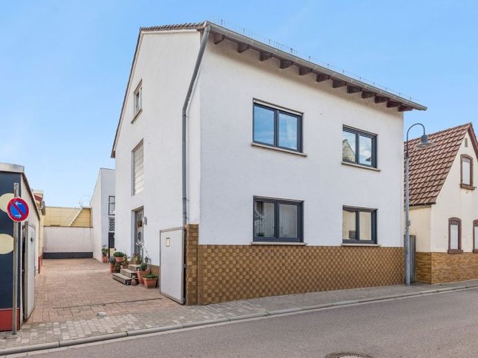 Modernisiertes Einfamilienhaus mit großzügigen Anbauten und ca. 180 m² Wohnfläche direkt am Wingert – Foto 1
