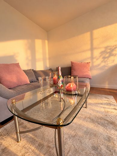 Freie 4-Zimmer-Wohnung Dachgeschoss/2. OG mit Südwestterrasse und Gartenblick – Wohnzimmer