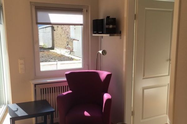 Modern und hochwertig möblierte 2 Zimmerwohnung mit Balkon in top gepflegtem Altbau
