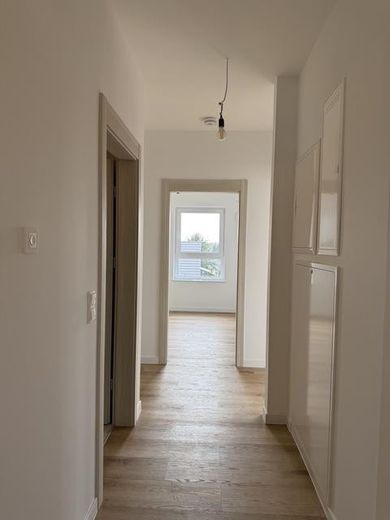 Soleggiato appartamento di 4 locali con 2 balconi, riscaldamento a pavimento a Berlino Biesdorf, A15/16 – Flur