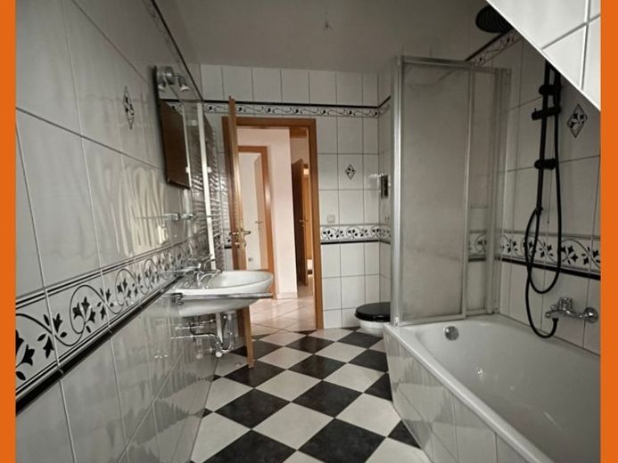 3-Zimmer-Dachgeschoss-Wohnung mit großem BALKON und Holzbalkendecke zu vermieten! – Foto 1