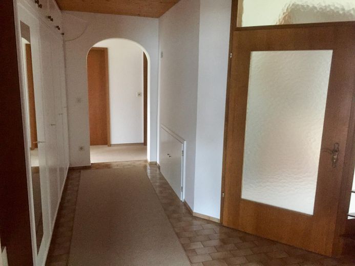 Günstige 4,5-Zimmer-Wohnung mit Balkon, Garten und Wärmepumpe in Obereichstätt zu vermieten – Eingang / Diele