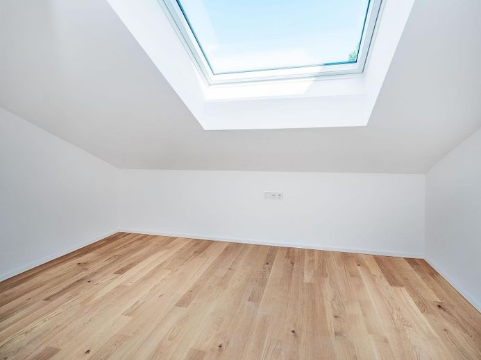 Bezugsfertig: Neubau DG Wohnung mit Balkon + EBK in Parsdorf bei München | KfW-40-QNG - WE 12 – Schlafzimmer