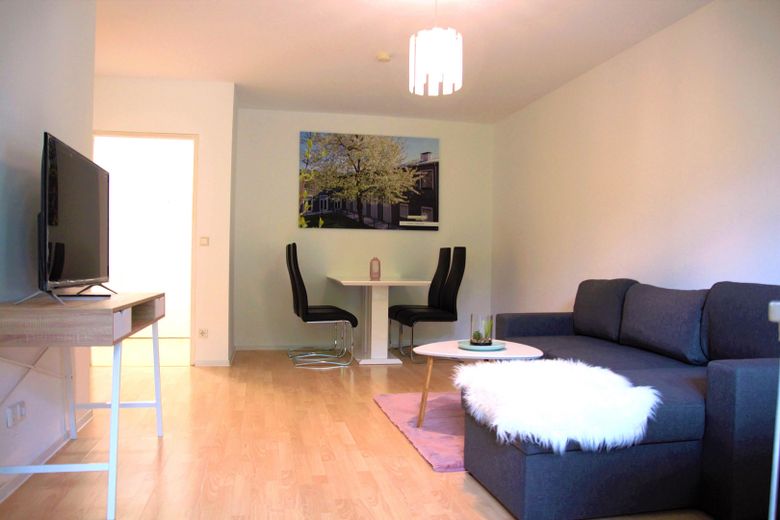 Möblierte Wohnung, Pool & Sorglos-Investment in Augsburg-Göggingen – Wohnzimmer 