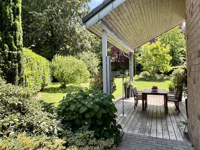 Terrasse mit Garten