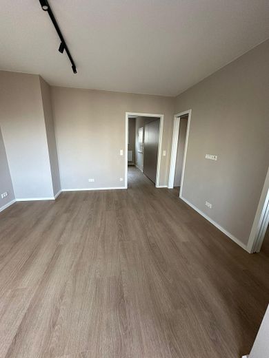 Erstbezug 2026 | Designer-Küche | Balkon | Ankleide | ruhig | teilmöbliert | mit Anmeldung – Wohnzimmer