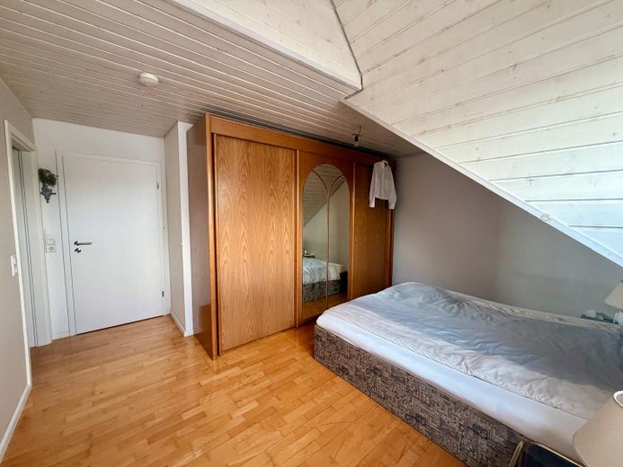 Bliźniak z dużym ogrodem w spokojnej ślepej uliczce – Schlafzimmer