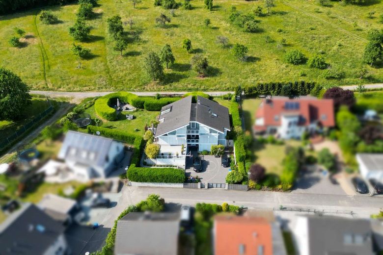 Hochwertige Design-Villa am Ortsrand – Blick auf das Anwesen
