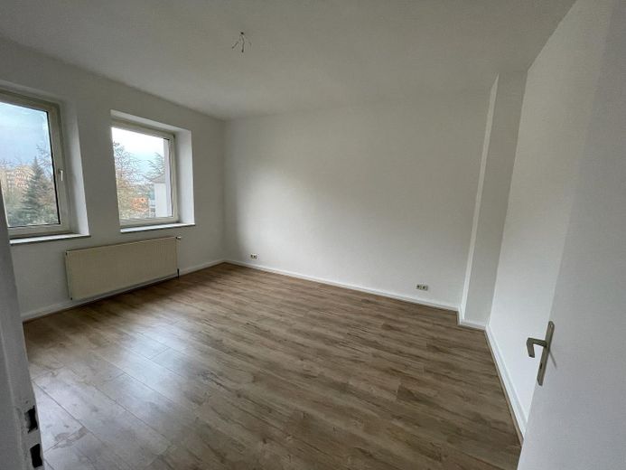2.5-room apartment with balcony in a good, quiet location – Zimmer 2
