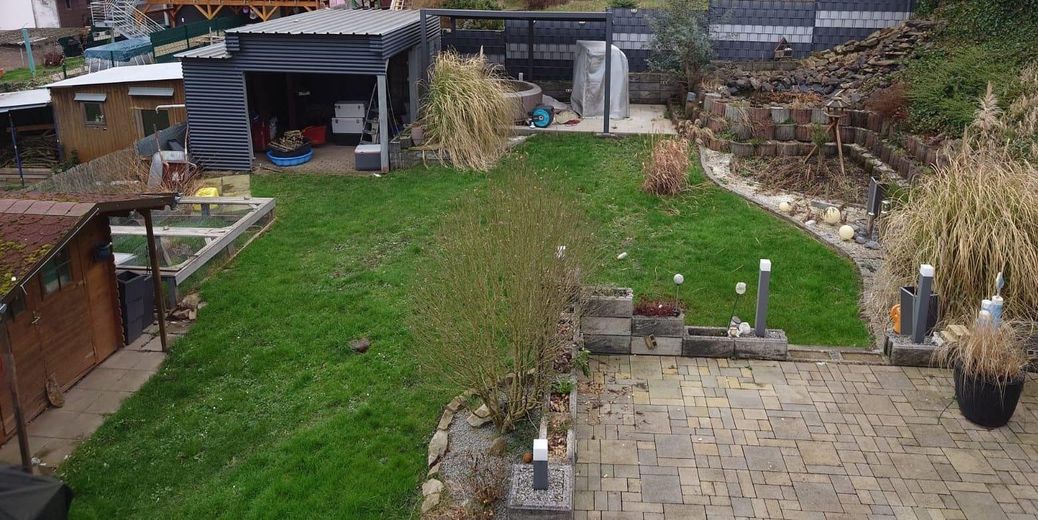 Blick vom Balkon in Garten