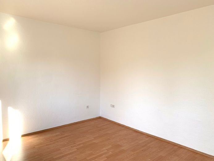 Schöne helle 2,5-Zimmerwohnung mit neuem Tageslichtduschbad und Süd-Westbalkon – Wohnzimmer