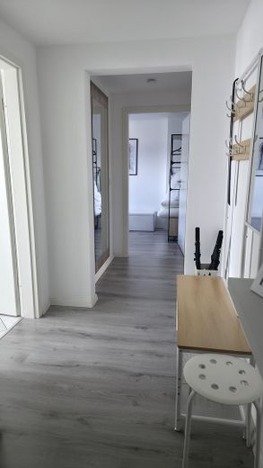 3-Zimmer, Balkon, Einbauküche & Tageslichtbad – Diele