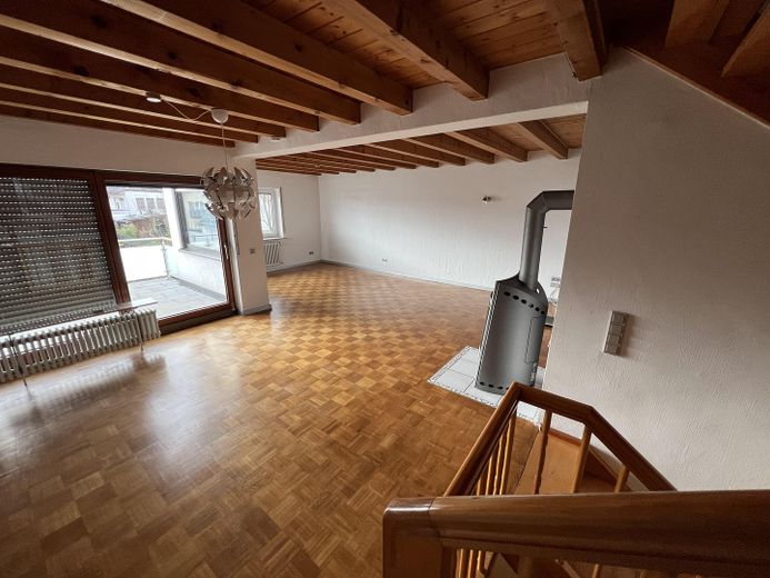 Großzügiges Reihenhaus mit Galerie, Kamin, Solaranlage und Einliegerwohnungspotenzial – Wohn- und Essbereich